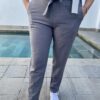 Pantalón gris con nudo