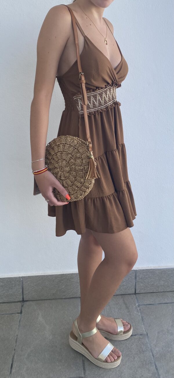 Estilo Único: Vestido Corto Camel con Cascos y Fruncido Trasero