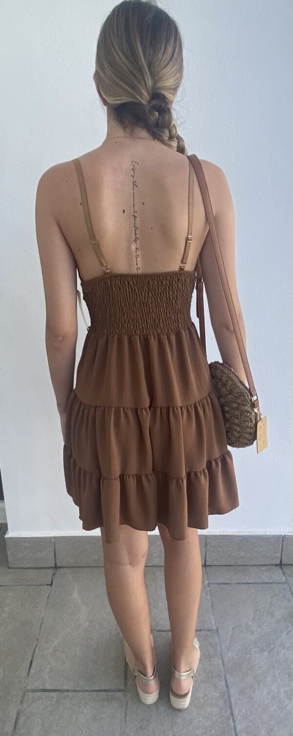 Vestido Corto con Cascos en Color Camel y Tirantes Regulables