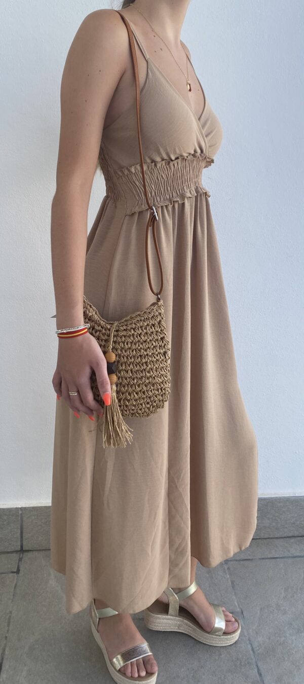 Vestido con Cascos en Beige Tostado con Detalles Fruncidos