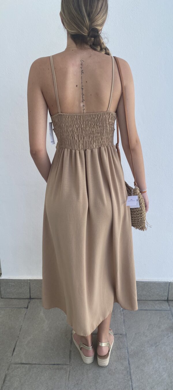 Vestido Beige Tostado con Cascos y Abertura Sutil