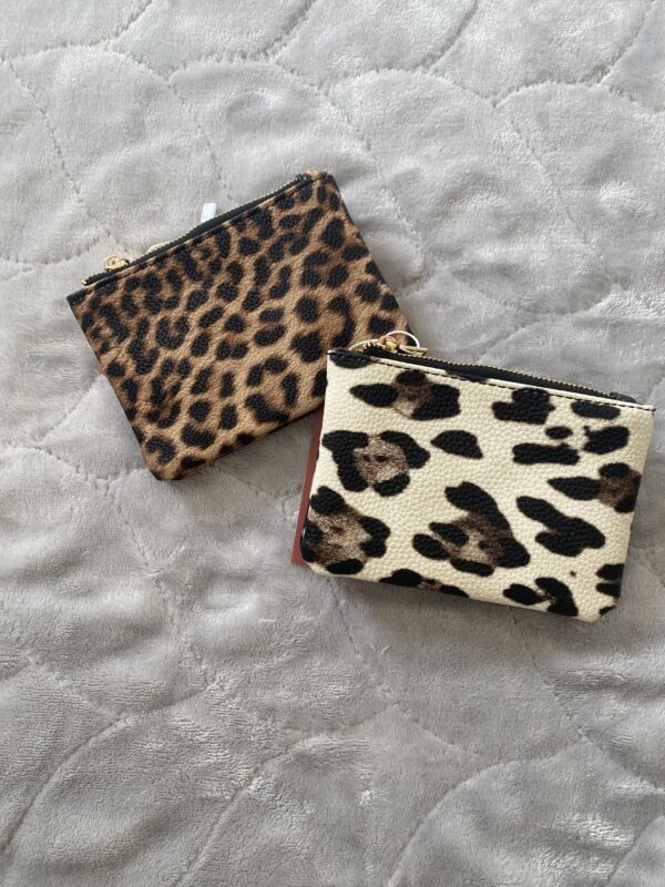 Monedero animal print con dos compartimentos y cremalleras.