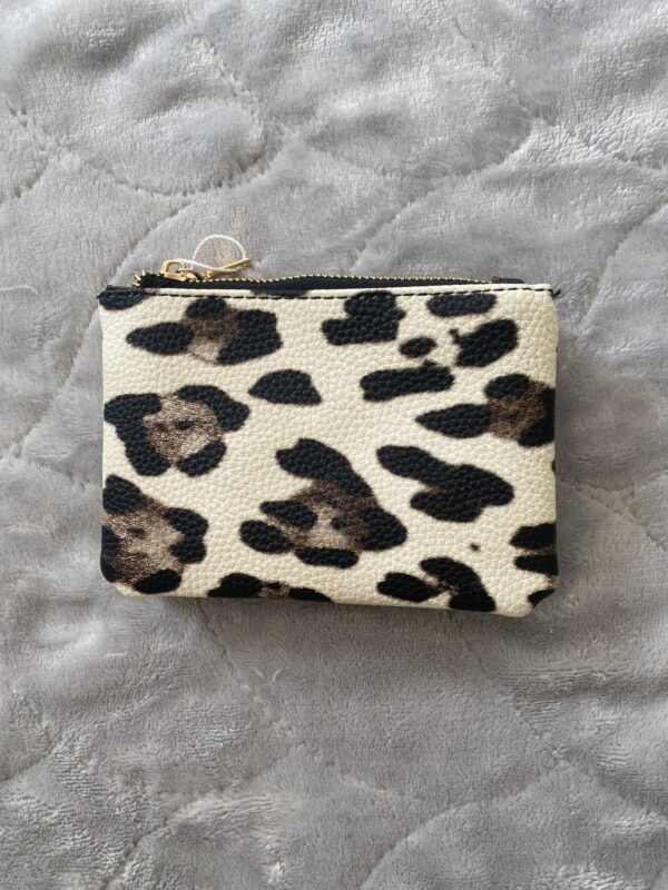 Monedero estampado animal print, práctico y elegante, con cremalleras.