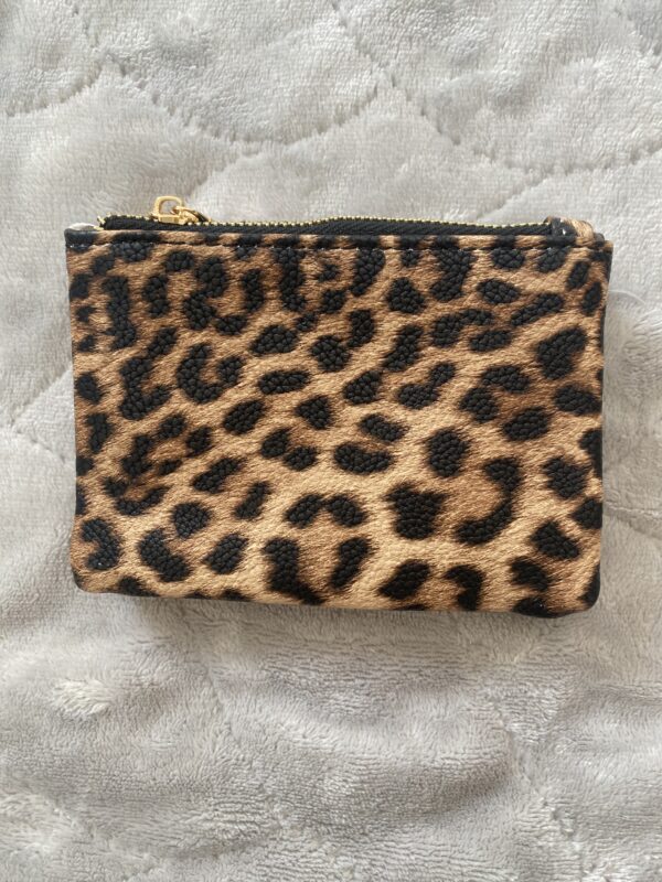 Monedero animal print de dos compartimentos con cremalleras en varios modelos.