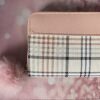 Cartera monedero con pompón, compacta y práctica para llevar tus esenciales.
