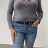 Comodidad y elegancia con este jersey de cuello redondo con colgante, en tonos gris y camel.