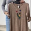 Jersey de cuello redondo con colgante en color gris y camel.