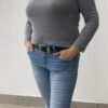 Jersey de cuello redondo con detalles de colgante, disponible en gris y camel.