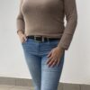 Estiloso jersey de cuello redondo con colgante, en talla única y colores gris y camel.