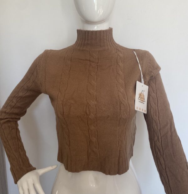 Jersey Corto Trenzado color camel con cuello subido