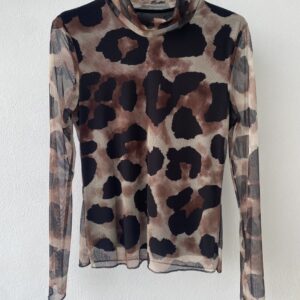 Blusa de gasa con estampado de leopardo y mangas transparentes