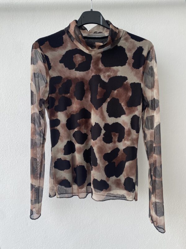 Blusa de gasa con estampado de leopardo y mangas transparentes