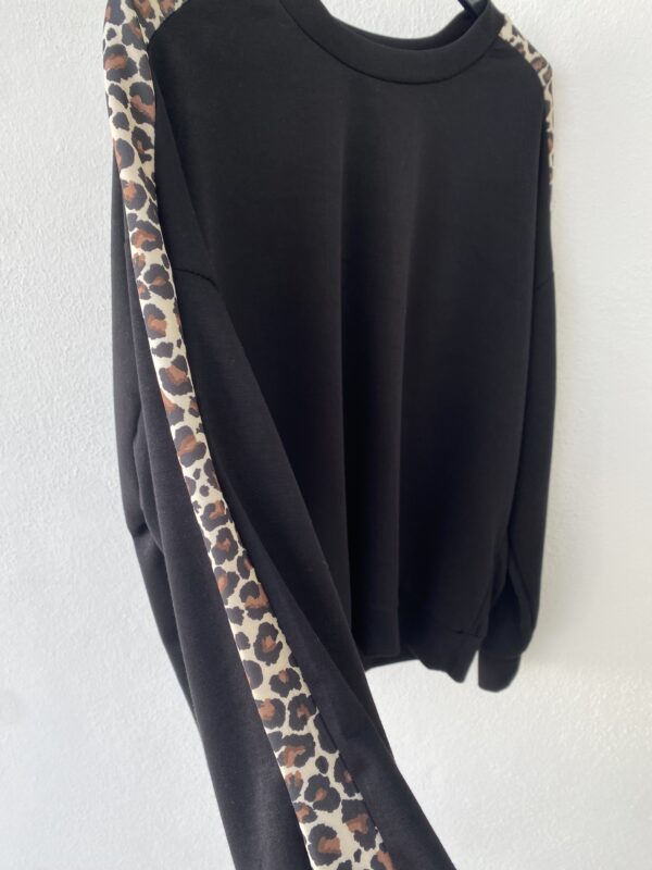 Sudadera negra-leopardo - Imagen 3