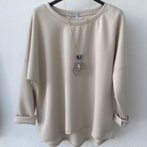 Sudadera curvy beige con colgante incluido