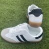 Zapatillas deportivas blancas y negras, diseño moderno