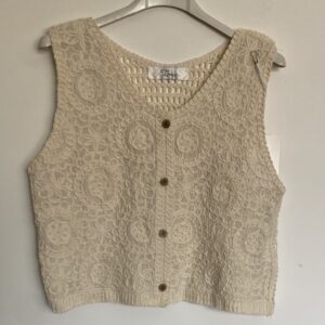 Chaleco abotonado de crochet