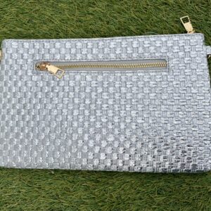 Cartera de mano plateada